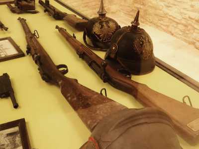 Mentre gli altri due sono tedeschi: un mitragliatore MP 18 degli anni 30 e un Mannlicher-Steyr del 1907